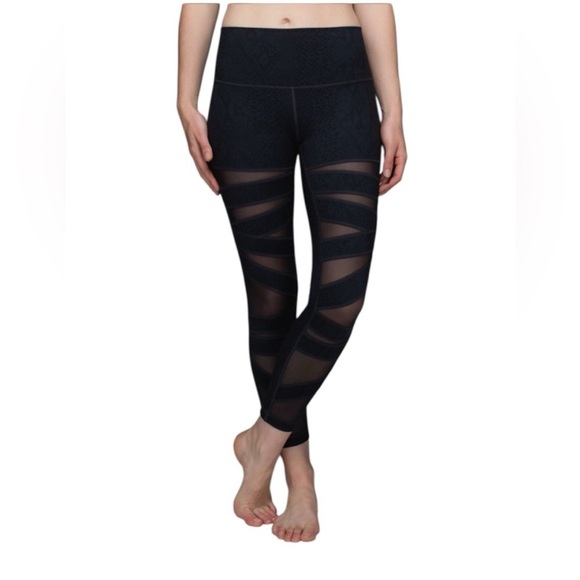 Lululemon High Times Tech Mesh Leggings Size 4 Black Snake Print With Mesh Panel - Picture 1 of 6